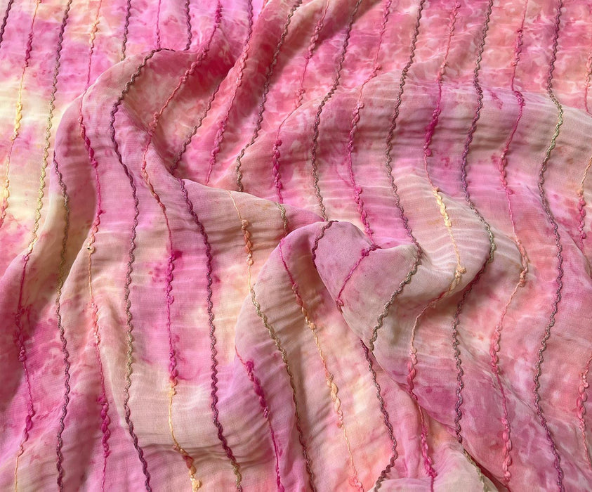 KABARTMA DESENLİ ŞİFON KUMAŞ - PEMBE