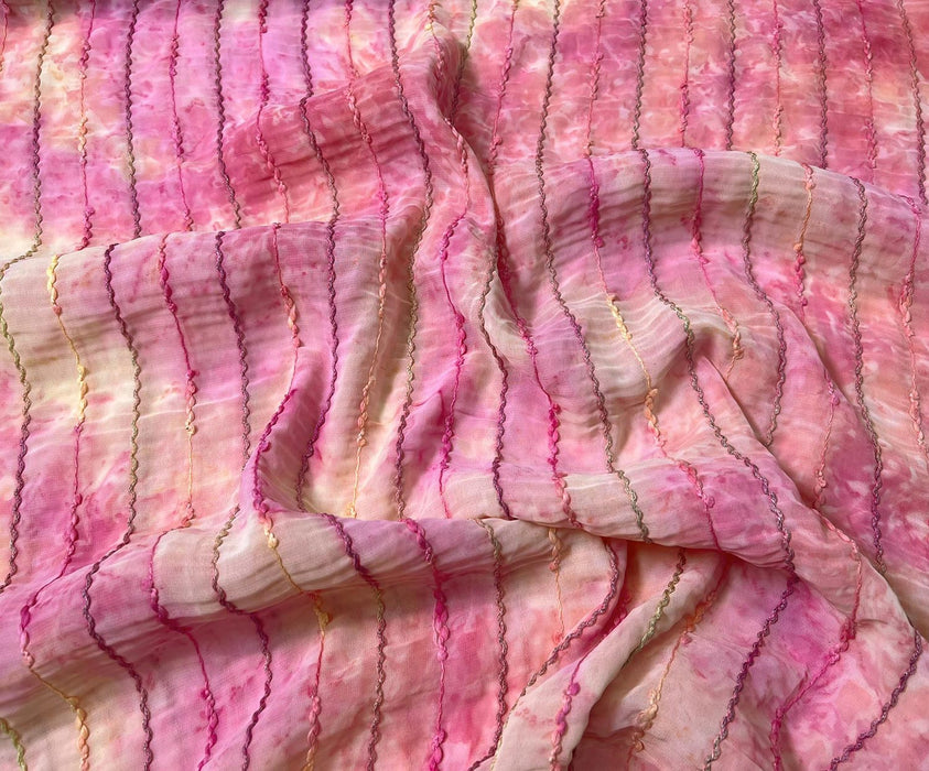 KABARTMA DESENLİ ŞİFON KUMAŞ - PEMBE